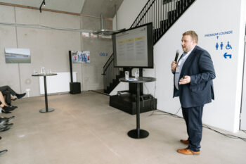 Mann spricht in Mikrofon